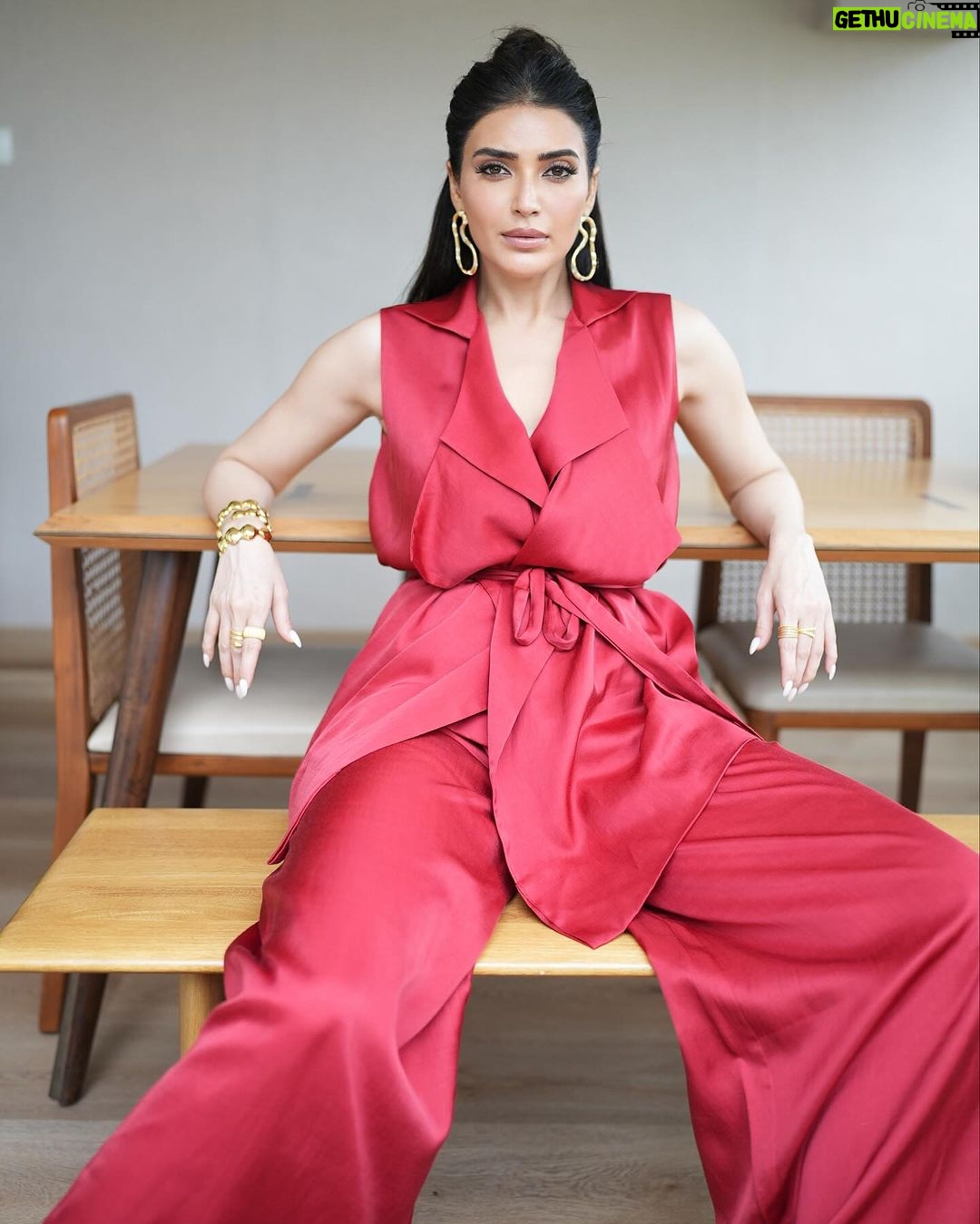 Karishma Tanna Instagram - Hello Sunday ❤️ #mood #love #kt Outfit- @nouria_official Jewellery - @zohra_india @jewellery.alara Make up:@makeupbyvishakha Hair: @shefali_hairstylist.81 Styled by- @sukritigrover Styling Team- @vanigupta.23 @bitofbash 📸- @Assd_khan