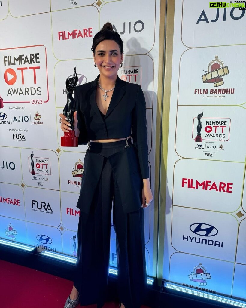 Karishma Tanna Instagram - Truly humbled and full of gratitude holding this beautiful black lady in my hand. Finally you’ve arrived ❤🖤 The Filmfare Award for Best Actor, Drama, Critics' (Female) #Scoop at the #FilmfareOTTAwards2023. Thanku @filmfare @hansalmehta @netflix_in