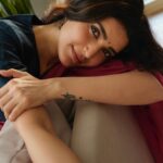 Karishma Tanna Instagram - 🩶🩶 Pics @mourya Ensemble @suta_bombay Jewellery @sangeetaboochra @aquamarine_jewellery Stylist @stylebysaachivj Hair @shefali_hairstylist.81