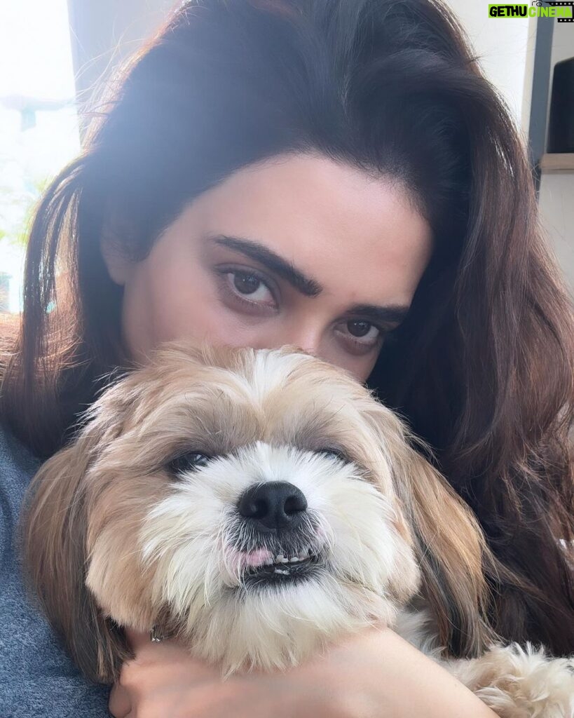 Karishma Tanna Instagram - Happy Valentine’s to my partner in crime ❤️❤️❤️ Love you @varun_bangera 🥰😘 And my Familia ❤️❤️ Happy Valentines my lovely Insta family 😘🥰❤️ Co ord set by @saphedliving #valentines #love #mood