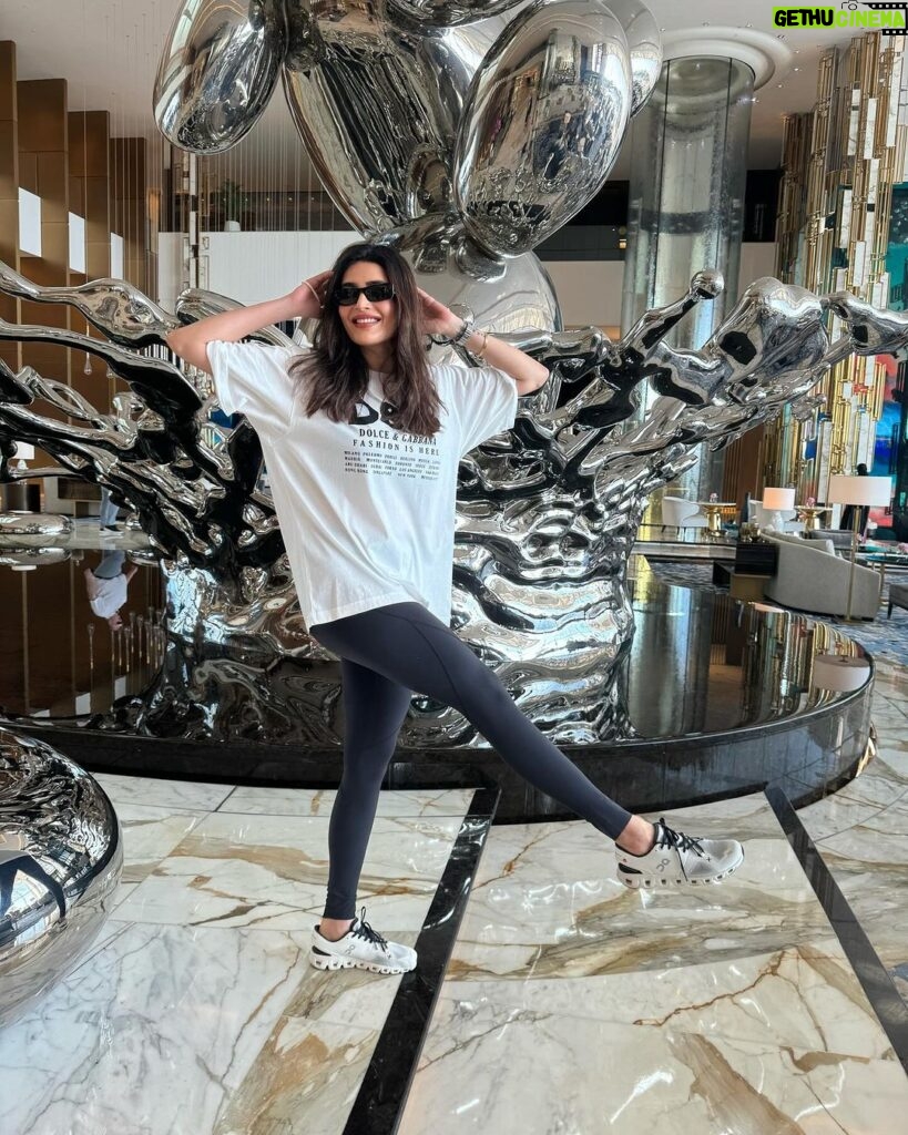 Karishma Tanna Instagram - And it’s a wrap 🖤 Loved the whole experience at @atlantistheroyal Thanku for your generous hospitality. We both absolutely loved it. And a huge Thank you to @pickyourtrail . You guys are amazing 🤩