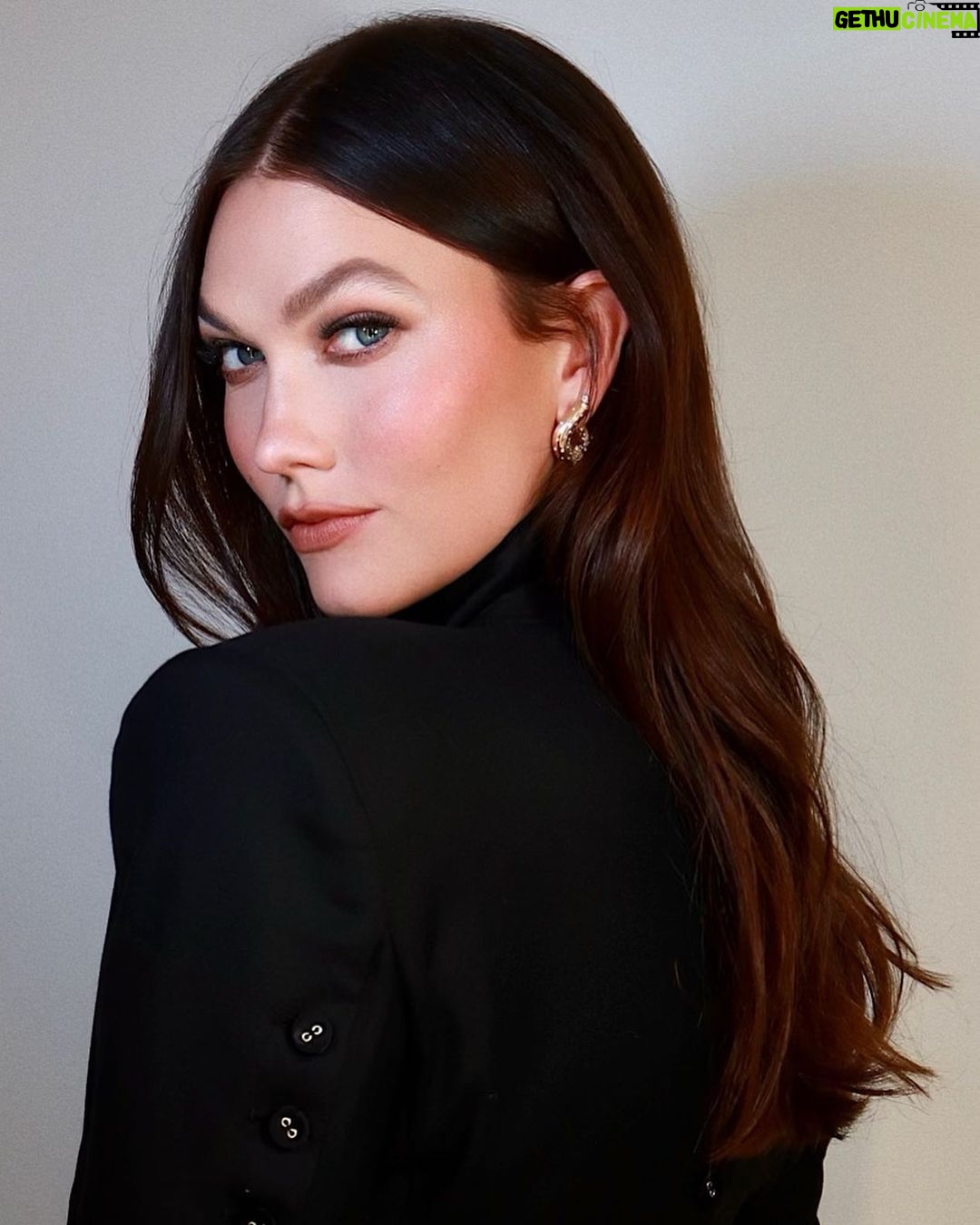 Karlie Kloss Instagram - Out on a school night with @thombrowne for the @cfda Awards 💋