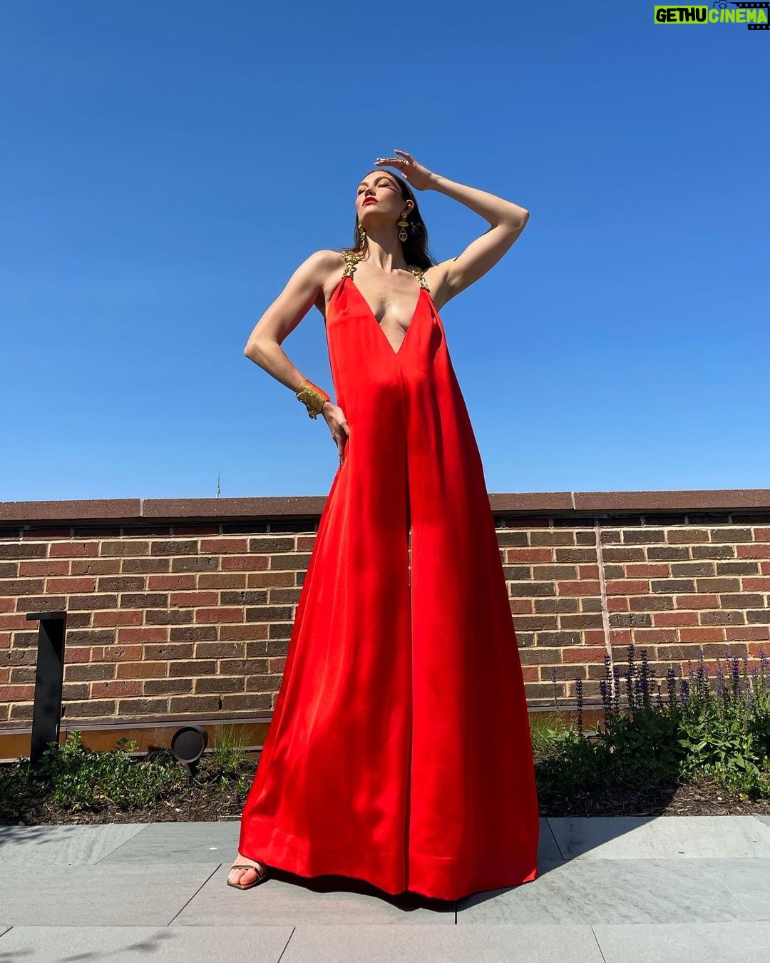Karlie Kloss Instagram - As a 13 year old girl from St Louis, Missouri, the idea that I would someday receive an award as a “Fashion Icon” would have been unfathomable. ♥️ For more than half my life, I’ve had the privilege of working alongside brilliant members of the @fitnyc alumni community. I’ve seen firsthand how this institution has provided them the foundational tools to excel and become visionary leaders. ✨ What excites me most is how committed the next generation is to catalyzing real change in our industry + the world… the future is very bright. New York, New York