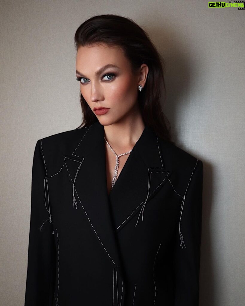 Karlie Kloss Instagram - Honored to host the Fashion Scholarship Fund Live 2023 last night celebrating the next generation of innovative + creative minds and voices in fashion. 🖤 Congratulations to all the scholars, this is truly just the beginning of a very bright future. Can’t wait to see how you will shape and lead our industry in the years ahead. ✨ @fashionscholarshipfund in my @off____white 🕊️