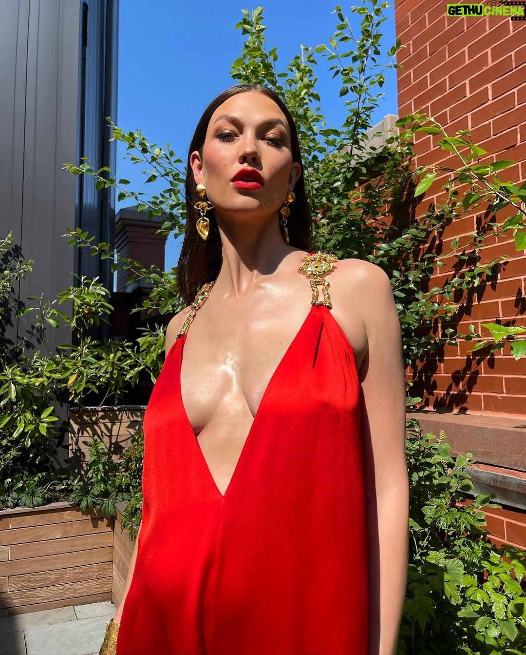 Karlie Kloss Instagram - As a 13 year old girl from St Louis, Missouri, the idea that I would someday receive an award as a “Fashion Icon” would have been unfathomable. ♥️ For more than half my life, I’ve had the privilege of working alongside brilliant members of the @fitnyc alumni community. I’ve seen firsthand how this institution has provided them the foundational tools to excel and become visionary leaders. ✨ What excites me most is how committed the next generation is to catalyzing real change in our industry + the world… the future is very bright. New York, New York