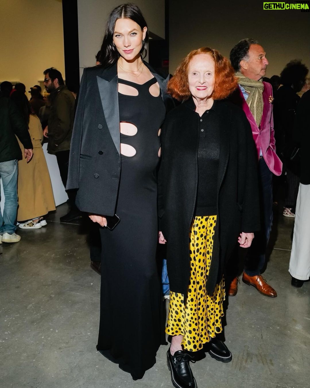 Karlie Kloss Instagram - Richard Avedon was born 100 years ago and last night we celebrated his legendary career. The exhibition was curated by my big brother @derekblasberg and included many of the most iconic images that continue to influence fashion photography today. ✨ I still see these photos on mood boards today, 60 years later… Congrats to @gagosian and @avedonfoundation on the show 🖤