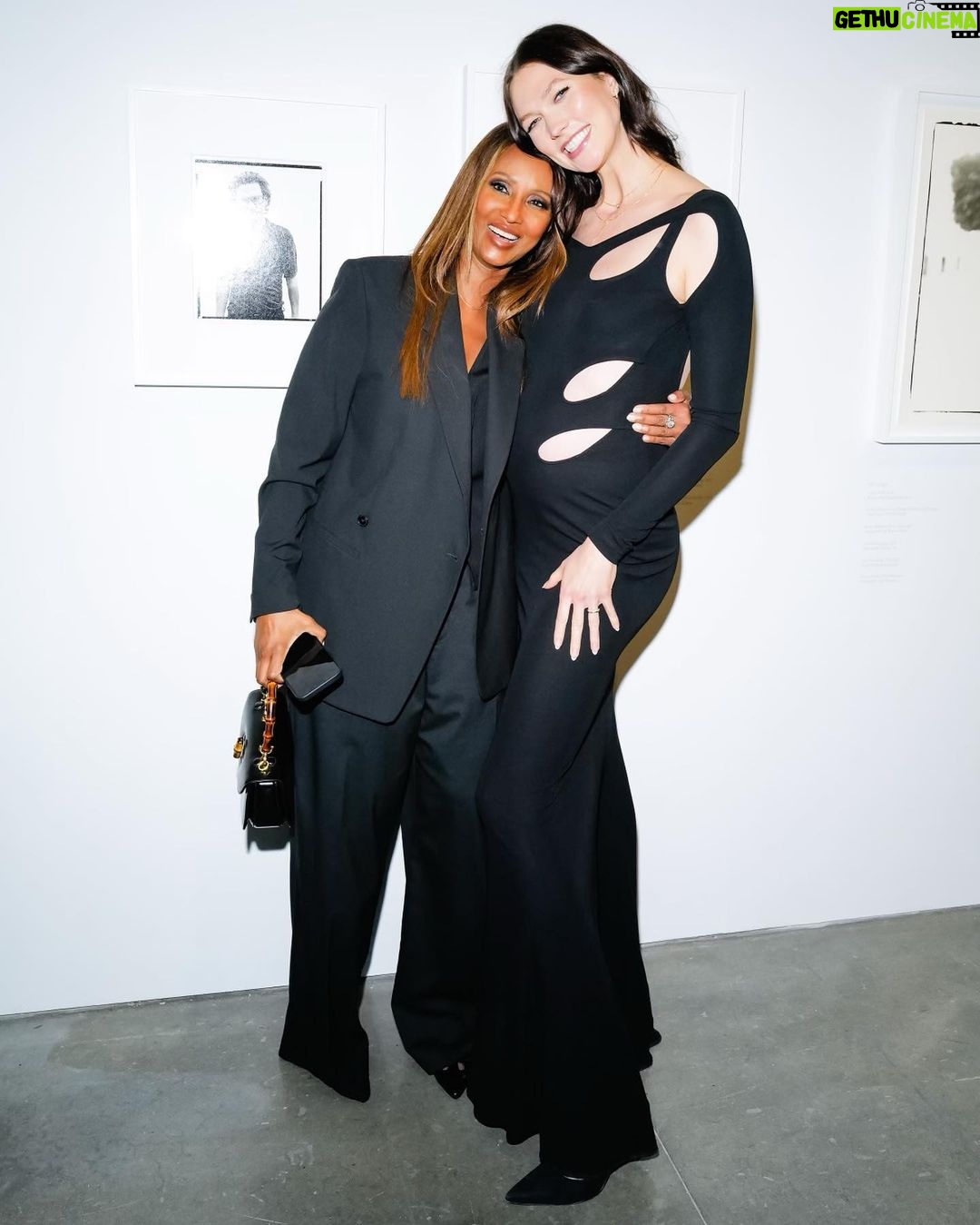 Karlie Kloss Instagram - Richard Avedon was born 100 years ago and last night we celebrated his legendary career. The exhibition was curated by my big brother @derekblasberg and included many of the most iconic images that continue to influence fashion photography today. ✨ I still see these photos on mood boards today, 60 years later… Congrats to @gagosian and @avedonfoundation on the show 🖤