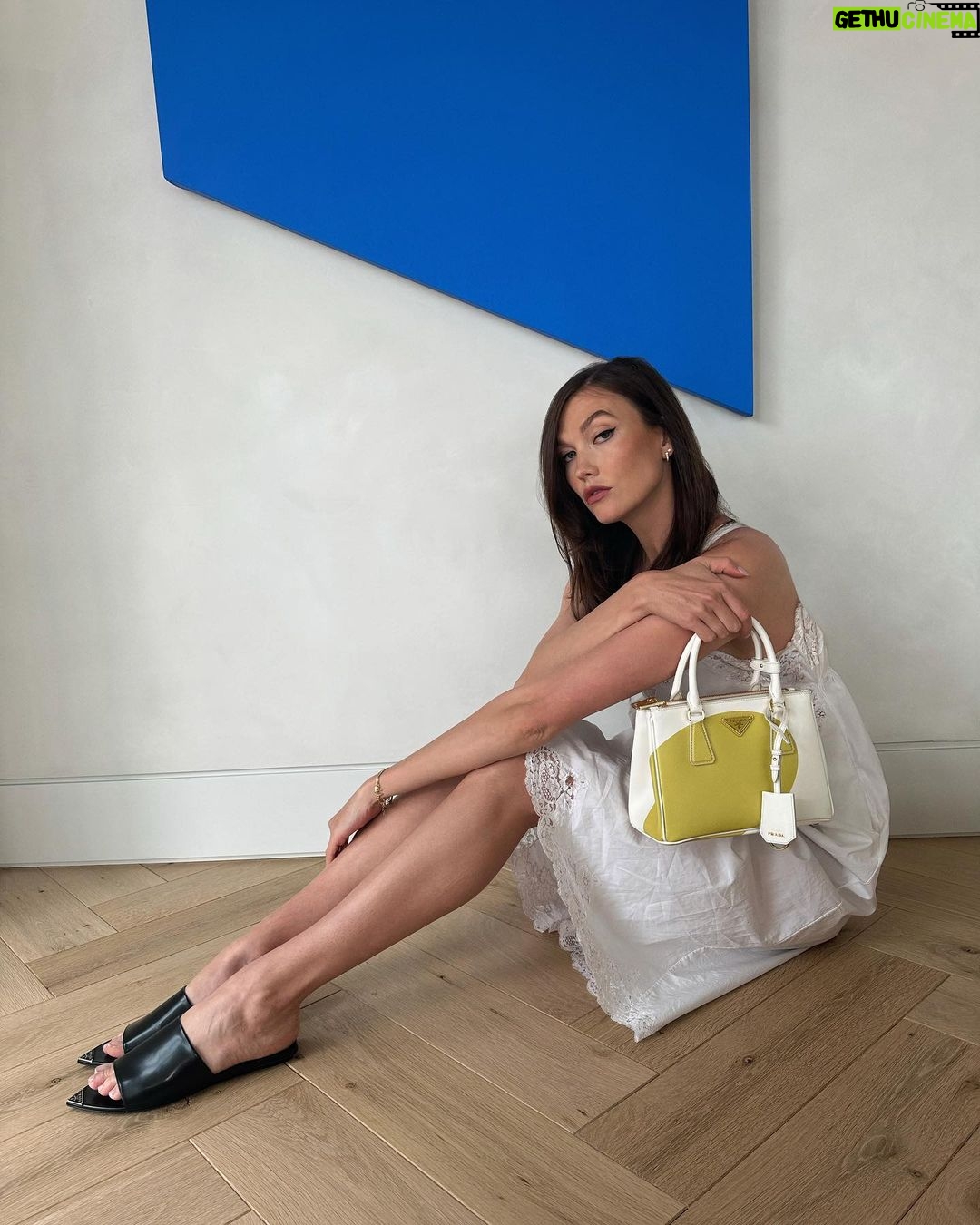 Karlie Kloss Instagram - If summer was a color @prada 🍈🌊☀️ #PradaGalleria #ad