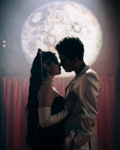 Karol Sevilla Instagram - Ya está disponible el video clip de “ANÓNIMO” que cosa tan bella poder trabajar con una persona tan bonita, Con una energía maravillosa, @mariobautista te adoro!! ✨❤️‍🩹 Gracias por confiar en mi! 🐿️ (Arriba te dejo el link)