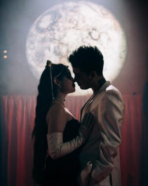 Karol Sevilla Instagram - Ya está disponible el video clip de “ANÓNIMO” que cosa tan bella poder trabajar con una persona tan bonita, Con una energía maravillosa, @mariobautista te adoro!! ✨❤️‍🩹 Gracias por confiar en mi! 🐿️ (Arriba te dejo el link)