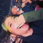 Karol Sevilla Instagram - Seré sincera no puedo explicar con palabras todo lo qué pasó ayer! El tremendo artista que es arcángel en el escenario! por primera vez escuché mi canción favorita en vivo! (Obvio llore) cante hasta quedarme sin voz todas sus canciones. Y al final del show tuvimos la oportunidad de conocerlo, y que ser humano tan bonito que es papi arca! no puedo explicarles lo bella persona que es ✨ la energía tan bella que trasmite, fue un sueño echó realidad. @arcangel gracias por hacerme vivir la mejor experiencia de mi vida, y gracias a todo tu equipo por ser tan buena onda conmigo y mi familia! Hiciste feliz con su tenis firmado a mi colega! GRACIAS!! ✨🫶🏼