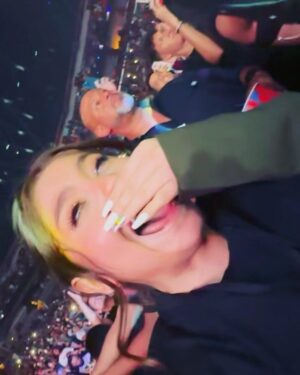 Karol Sevilla Instagram - Seré sincera no puedo explicar con palabras todo lo qué pasó ayer! El tremendo artista que es arcángel en el escenario! por primera vez escuché mi canción favorita en vivo! (Obvio llore) cante hasta quedarme sin voz todas sus canciones. Y al final del show tuvimos la oportunidad de conocerlo, y que ser humano tan bonito que es papi arca! no puedo explicarles lo bella persona que es ✨ la energía tan bella que trasmite, fue un sueño echó realidad. @arcangel gracias por hacerme vivir la mejor experiencia de mi vida, y gracias a todo tu equipo por ser tan buena onda conmigo y mi familia! Hiciste feliz con su tenis firmado a mi colega! GRACIAS!! ✨🫶🏼