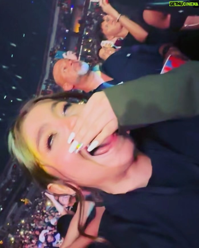 Karol Sevilla - 590.1K Likes - Seré sincera no puedo explicar con palabras todo lo qué pasó ayer! El tremendo artista que es arcángel en el escenario! por primera vez escuché mi canción favorita en vivo! (Obvio llore) cante hasta quedarme sin voz todas sus canciones. Y al final del show tuvimos la oportunidad de conocerlo, y que ser humano tan bonito que es papi arca! no puedo explicarles lo bella persona que es ✨ la energía tan bella que trasmite, fue un sueño echó realidad. @arcangel gracias por hacerme vivir la mejor experiencia de mi vida, y gracias a todo tu equipo por ser tan buena onda conmigo y mi familia! Hiciste feliz con su tenis firmado a mi colega! GRACIAS!! ✨🫶🏼