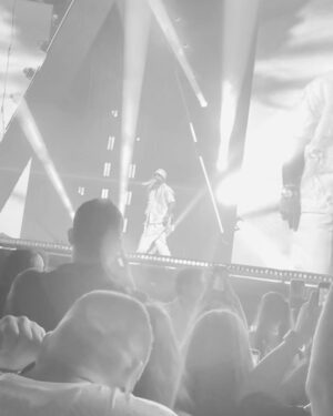 Karol Sevilla Instagram - Seré sincera no puedo explicar con palabras todo lo qué pasó ayer! El tremendo artista que es arcángel en el escenario! por primera vez escuché mi canción favorita en vivo! (Obvio llore) cante hasta quedarme sin voz todas sus canciones. Y al final del show tuvimos la oportunidad de conocerlo, y que ser humano tan bonito que es papi arca! no puedo explicarles lo bella persona que es ✨ la energía tan bella que trasmite, fue un sueño echó realidad. @arcangel gracias por hacerme vivir la mejor experiencia de mi vida, y gracias a todo tu equipo por ser tan buena onda conmigo y mi familia! Hiciste feliz con su tenis firmado a mi colega! GRACIAS!! ✨🫶🏼