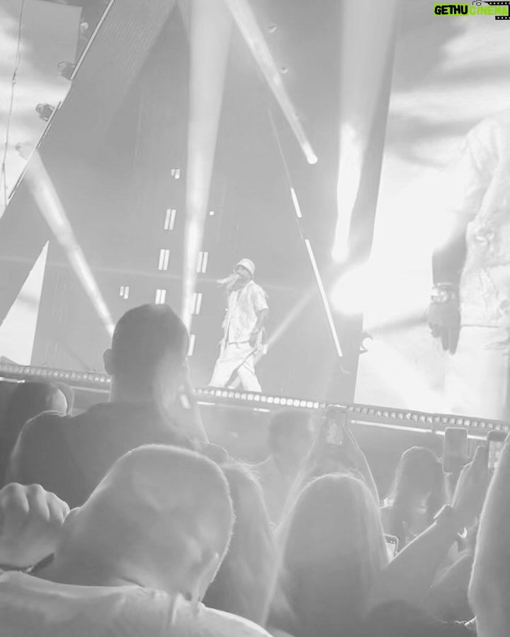 Karol Sevilla - 590.1K Likes - Seré sincera no puedo explicar con palabras todo lo qué pasó ayer! El tremendo artista que es arcángel en el escenario! por primera vez escuché mi canción favorita en vivo! (Obvio llore) cante hasta quedarme sin voz todas sus canciones. Y al final del show tuvimos la oportunidad de conocerlo, y que ser humano tan bonito que es papi arca! no puedo explicarles lo bella persona que es ✨ la energía tan bella que trasmite, fue un sueño echó realidad. @arcangel gracias por hacerme vivir la mejor experiencia de mi vida, y gracias a todo tu equipo por ser tan buena onda conmigo y mi familia! Hiciste feliz con su tenis firmado a mi colega! GRACIAS!! ✨🫶🏼