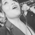 Karol Sevilla Instagram - Seré sincera no puedo explicar con palabras todo lo qué pasó ayer! El tremendo artista que es arcángel en el escenario! por primera vez escuché mi canción favorita en vivo! (Obvio llore) cante hasta quedarme sin voz todas sus canciones. Y al final del show tuvimos la oportunidad de conocerlo, y que ser humano tan bonito que es papi arca! no puedo explicarles lo bella persona que es ✨ la energía tan bella que trasmite, fue un sueño echó realidad. @arcangel gracias por hacerme vivir la mejor experiencia de mi vida, y gracias a todo tu equipo por ser tan buena onda conmigo y mi familia! Hiciste feliz con su tenis firmado a mi colega! GRACIAS!! ✨🫶🏼