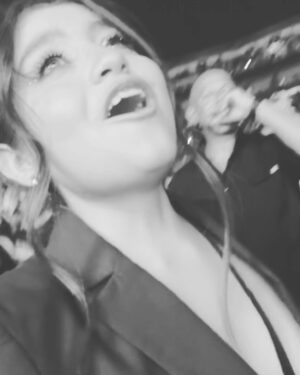 Karol Sevilla Instagram - Seré sincera no puedo explicar con palabras todo lo qué pasó ayer! El tremendo artista que es arcángel en el escenario! por primera vez escuché mi canción favorita en vivo! (Obvio llore) cante hasta quedarme sin voz todas sus canciones. Y al final del show tuvimos la oportunidad de conocerlo, y que ser humano tan bonito que es papi arca! no puedo explicarles lo bella persona que es ✨ la energía tan bella que trasmite, fue un sueño echó realidad. @arcangel gracias por hacerme vivir la mejor experiencia de mi vida, y gracias a todo tu equipo por ser tan buena onda conmigo y mi familia! Hiciste feliz con su tenis firmado a mi colega! GRACIAS!! ✨🫶🏼