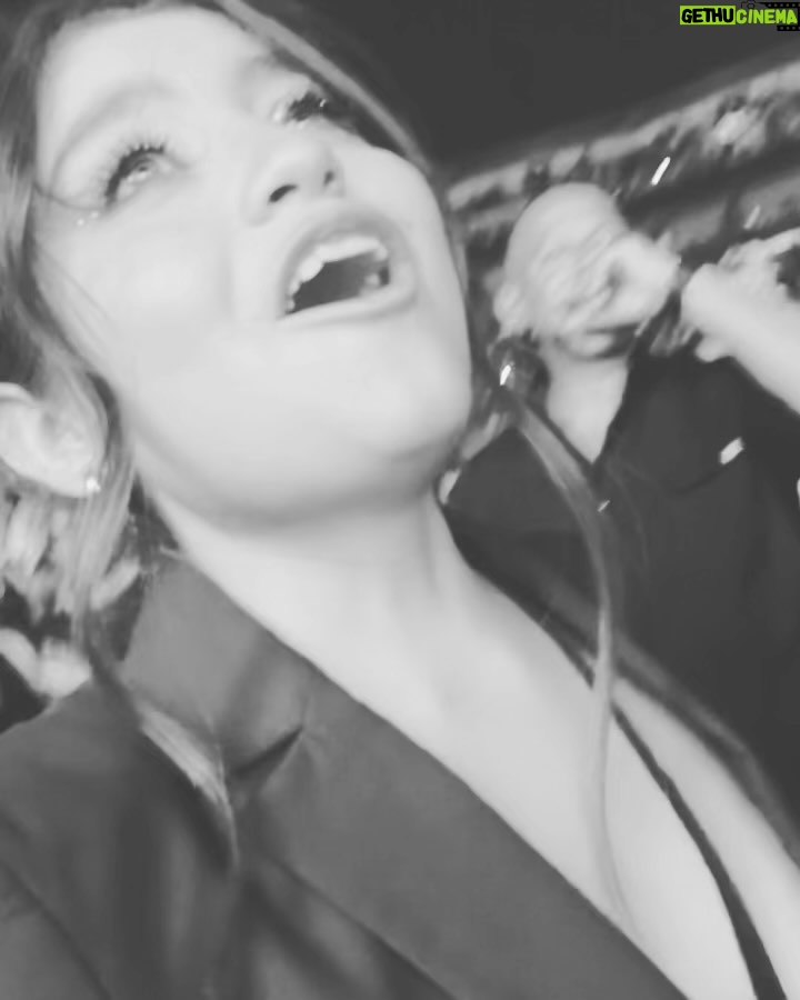 Karol Sevilla - 590.1K Likes - Seré sincera no puedo explicar con palabras todo lo qué pasó ayer! El tremendo artista que es arcángel en el escenario! por primera vez escuché mi canción favorita en vivo! (Obvio llore) cante hasta quedarme sin voz todas sus canciones. Y al final del show tuvimos la oportunidad de conocerlo, y que ser humano tan bonito que es papi arca! no puedo explicarles lo bella persona que es ✨ la energía tan bella que trasmite, fue un sueño echó realidad. @arcangel gracias por hacerme vivir la mejor experiencia de mi vida, y gracias a todo tu equipo por ser tan buena onda conmigo y mi familia! Hiciste feliz con su tenis firmado a mi colega! GRACIAS!! ✨🫶🏼