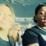 Karol Sevilla Instagram - Seré sincera no puedo explicar con palabras todo lo qué pasó ayer! El tremendo artista que es arcángel en el escenario! por primera vez escuché mi canción favorita en vivo! (Obvio llore) cante hasta quedarme sin voz todas sus canciones. Y al final del show tuvimos la oportunidad de conocerlo, y que ser humano tan bonito que es papi arca! no puedo explicarles lo bella persona que es ✨ la energía tan bella que trasmite, fue un sueño echó realidad. @arcangel gracias por hacerme vivir la mejor experiencia de mi vida, y gracias a todo tu equipo por ser tan buena onda conmigo y mi familia! Hiciste feliz con su tenis firmado a mi colega! GRACIAS!! ✨🫶🏼