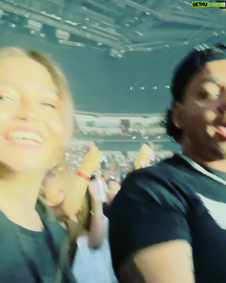 Karol Sevilla - 590.1K Likes - Seré sincera no puedo explicar con palabras todo lo qué pasó ayer! El tremendo artista que es arcángel en el escenario! por primera vez escuché mi canción favorita en vivo! (Obvio llore) cante hasta quedarme sin voz todas sus canciones. Y al final del show tuvimos la oportunidad de conocerlo, y que ser humano tan bonito que es papi arca! no puedo explicarles lo bella persona que es ✨ la energía tan bella que trasmite, fue un sueño echó realidad. @arcangel gracias por hacerme vivir la mejor experiencia de mi vida, y gracias a todo tu equipo por ser tan buena onda conmigo y mi familia! Hiciste feliz con su tenis firmado a mi colega! GRACIAS!! ✨🫶🏼