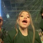 Karol Sevilla Instagram - Seré sincera no puedo explicar con palabras todo lo qué pasó ayer! El tremendo artista que es arcángel en el escenario! por primera vez escuché mi canción favorita en vivo! (Obvio llore) cante hasta quedarme sin voz todas sus canciones. Y al final del show tuvimos la oportunidad de conocerlo, y que ser humano tan bonito que es papi arca! no puedo explicarles lo bella persona que es ✨ la energía tan bella que trasmite, fue un sueño echó realidad. @arcangel gracias por hacerme vivir la mejor experiencia de mi vida, y gracias a todo tu equipo por ser tan buena onda conmigo y mi familia! Hiciste feliz con su tenis firmado a mi colega! GRACIAS!! ✨🫶🏼
