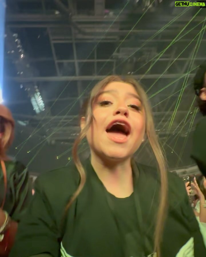 Karol Sevilla - 590.1K Likes - Seré sincera no puedo explicar con palabras todo lo qué pasó ayer! El tremendo artista que es arcángel en el escenario! por primera vez escuché mi canción favorita en vivo! (Obvio llore) cante hasta quedarme sin voz todas sus canciones. Y al final del show tuvimos la oportunidad de conocerlo, y que ser humano tan bonito que es papi arca! no puedo explicarles lo bella persona que es ✨ la energía tan bella que trasmite, fue un sueño echó realidad. @arcangel gracias por hacerme vivir la mejor experiencia de mi vida, y gracias a todo tu equipo por ser tan buena onda conmigo y mi familia! Hiciste feliz con su tenis firmado a mi colega! GRACIAS!! ✨🫶🏼