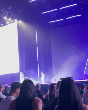 Karol Sevilla Instagram - Seré sincera no puedo explicar con palabras todo lo qué pasó ayer! El tremendo artista que es arcángel en el escenario! por primera vez escuché mi canción favorita en vivo! (Obvio llore) cante hasta quedarme sin voz todas sus canciones. Y al final del show tuvimos la oportunidad de conocerlo, y que ser humano tan bonito que es papi arca! no puedo explicarles lo bella persona que es ✨ la energía tan bella que trasmite, fue un sueño echó realidad. @arcangel gracias por hacerme vivir la mejor experiencia de mi vida, y gracias a todo tu equipo por ser tan buena onda conmigo y mi familia! Hiciste feliz con su tenis firmado a mi colega! GRACIAS!! ✨🫶🏼
