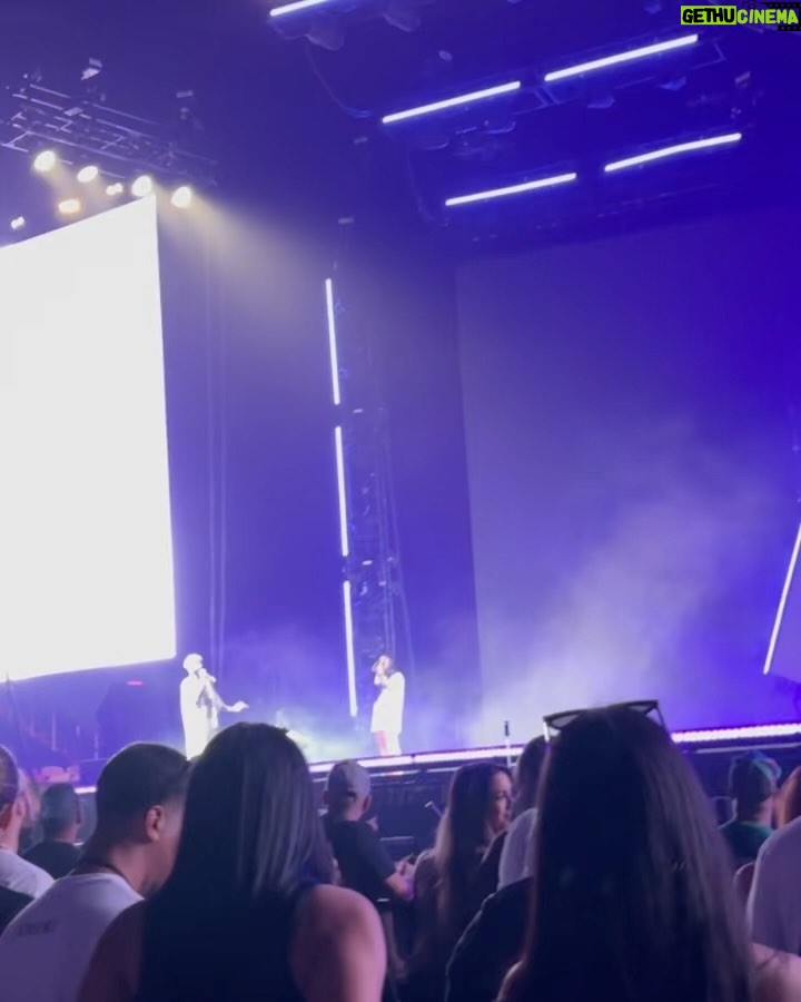 Karol Sevilla - 590.1K Likes - Seré sincera no puedo explicar con palabras todo lo qué pasó ayer! El tremendo artista que es arcángel en el escenario! por primera vez escuché mi canción favorita en vivo! (Obvio llore) cante hasta quedarme sin voz todas sus canciones. Y al final del show tuvimos la oportunidad de conocerlo, y que ser humano tan bonito que es papi arca! no puedo explicarles lo bella persona que es ✨ la energía tan bella que trasmite, fue un sueño echó realidad. @arcangel gracias por hacerme vivir la mejor experiencia de mi vida, y gracias a todo tu equipo por ser tan buena onda conmigo y mi familia! Hiciste feliz con su tenis firmado a mi colega! GRACIAS!! ✨🫶🏼