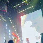 Karol Sevilla Instagram - Seré sincera no puedo explicar con palabras todo lo qué pasó ayer! El tremendo artista que es arcángel en el escenario! por primera vez escuché mi canción favorita en vivo! (Obvio llore) cante hasta quedarme sin voz todas sus canciones. Y al final del show tuvimos la oportunidad de conocerlo, y que ser humano tan bonito que es papi arca! no puedo explicarles lo bella persona que es ✨ la energía tan bella que trasmite, fue un sueño echó realidad. @arcangel gracias por hacerme vivir la mejor experiencia de mi vida, y gracias a todo tu equipo por ser tan buena onda conmigo y mi familia! Hiciste feliz con su tenis firmado a mi colega! GRACIAS!! ✨🫶🏼