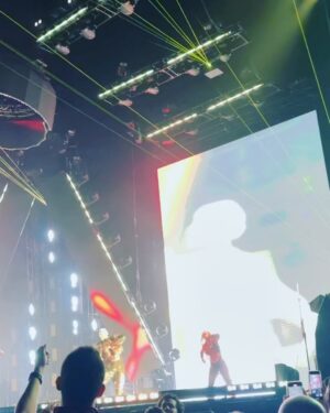 Karol Sevilla Instagram - Seré sincera no puedo explicar con palabras todo lo qué pasó ayer! El tremendo artista que es arcángel en el escenario! por primera vez escuché mi canción favorita en vivo! (Obvio llore) cante hasta quedarme sin voz todas sus canciones. Y al final del show tuvimos la oportunidad de conocerlo, y que ser humano tan bonito que es papi arca! no puedo explicarles lo bella persona que es ✨ la energía tan bella que trasmite, fue un sueño echó realidad. @arcangel gracias por hacerme vivir la mejor experiencia de mi vida, y gracias a todo tu equipo por ser tan buena onda conmigo y mi familia! Hiciste feliz con su tenis firmado a mi colega! GRACIAS!! ✨🫶🏼