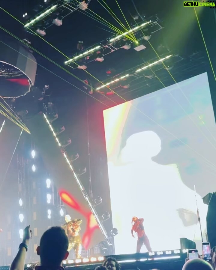 Karol Sevilla - 590.1K Likes - Seré sincera no puedo explicar con palabras todo lo qué pasó ayer! El tremendo artista que es arcángel en el escenario! por primera vez escuché mi canción favorita en vivo! (Obvio llore) cante hasta quedarme sin voz todas sus canciones. Y al final del show tuvimos la oportunidad de conocerlo, y que ser humano tan bonito que es papi arca! no puedo explicarles lo bella persona que es ✨ la energía tan bella que trasmite, fue un sueño echó realidad. @arcangel gracias por hacerme vivir la mejor experiencia de mi vida, y gracias a todo tu equipo por ser tan buena onda conmigo y mi familia! Hiciste feliz con su tenis firmado a mi colega! GRACIAS!! ✨🫶🏼