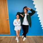 Karol Sevilla Instagram - Tremenda charla con la gran @karolsevillaofc , hablamos de cuando se atrevió a ir a un casting a escondidas de su mamá, malas experiencias con managers que la quisieron opacar, rechazar proyectos para que lleguen los buenos y obviamente… Soy Luna y cómo exportó el “chido” al resto del mundo 🇲🇽🌎 ! Gracias por la confianza pequeña, tanto cuando te aventé de paracaídas como ahora teniendo una charla vulnerable conmigo. Te admiro y te quiero! Episodio de @nohagaslofacil ya disponible CON VIDEO en @spotifymexico link en bio! 📸 @samtakataka