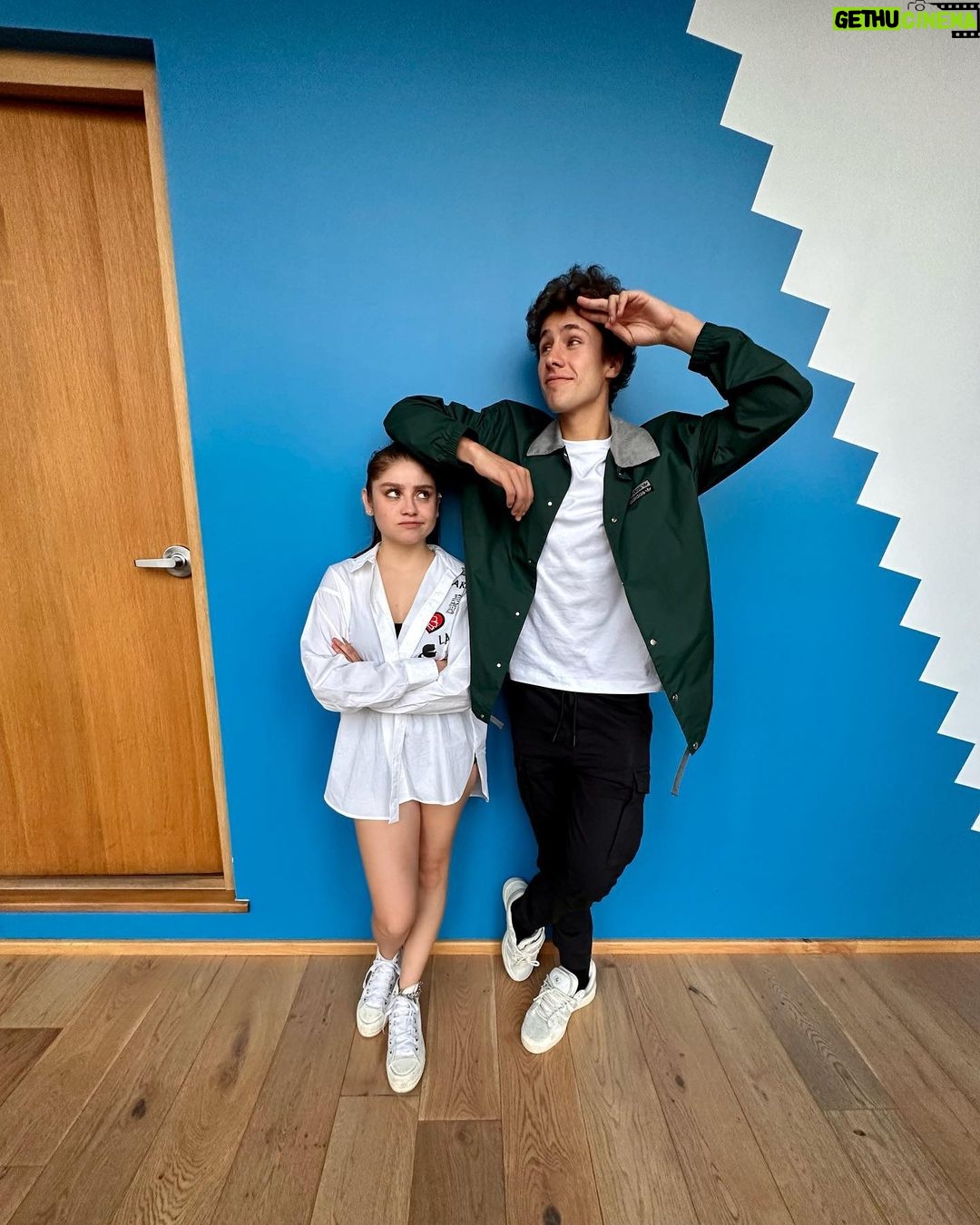 Karol Sevilla - 621.3K Likes - Tremenda charla con la gran @karolsevillaofc , hablamos de cuando se atrevió a ir a un casting a escondidas de su mamá, malas experiencias con managers que la quisieron opacar, rechazar proyectos para que lleguen los buenos y obviamente… Soy Luna y cómo exportó el “chido” al resto del mundo 🇲🇽🌎 !
Gracias por la confianza pequeña, tanto cuando te aventé de paracaídas como ahora teniendo una charla vulnerable conmigo.
Te admiro y te quiero! Episodio de @nohagaslofacil ya disponible CON VIDEO en @spotifymexico link en bio!
📸 @samtakataka