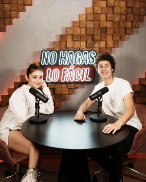 Karol Sevilla Instagram - Tremenda charla con la gran @karolsevillaofc , hablamos de cuando se atrevió a ir a un casting a escondidas de su mamá, malas experiencias con managers que la quisieron opacar, rechazar proyectos para que lleguen los buenos y obviamente… Soy Luna y cómo exportó el “chido” al resto del mundo 🇲🇽🌎 ! 

Gracias por la confianza pequeña, tanto cuando te aventé de paracaídas como ahora teniendo una charla vulnerable conmigo. 

Te admiro y te quiero! Episodio de @nohagaslofacil ya disponible CON VIDEO en @spotifymexico link en bio!

📸 @samtakataka