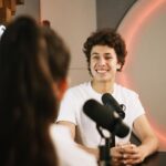 Karol Sevilla Instagram - Tremenda charla con la gran @karolsevillaofc , hablamos de cuando se atrevió a ir a un casting a escondidas de su mamá, malas experiencias con managers que la quisieron opacar, rechazar proyectos para que lleguen los buenos y obviamente… Soy Luna y cómo exportó el “chido” al resto del mundo 🇲🇽🌎 ! Gracias por la confianza pequeña, tanto cuando te aventé de paracaídas como ahora teniendo una charla vulnerable conmigo. Te admiro y te quiero! Episodio de @nohagaslofacil ya disponible CON VIDEO en @spotifymexico link en bio! 📸 @samtakataka