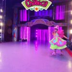Karol Sevilla Instagram - 🤔Y Ustedes ¿Se van a perder esta aventura que está de MARAVILLAS?🤩 🎉¡Tenemos funciones todos los días! Adquiere tus entradas en @teleticket.oficial o en la boletería del Circo! 🎟 @karolsevillaofc y @lacholachabuca te esperamos en @elcircodelacholachabuca 🎪 Circo De La Chola Chabuca