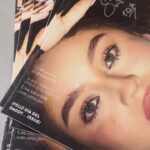 Karol Sevilla Instagram - ¡GIVEAWAY SORPRESA! 🚨 Te tenemos buenas noticias, una segunda oportunidad para poder ganar una revista firmada por @karolsevillaofc ¡Y esta vez habrá 8 ganadores!✨ Participar es muy sencillo solo tienes que:  - Darle me gusta a esta publicación. ❤️ - Seguir las cuentas de @maccosmetics_mex , @karolsevillaofc y @marieclaire_la ✅ - Dejar en los comentarios a 3 amigos que aman el maquillaje igual que tú. 💄 ¡Para más probabilidad de ganar comparte este post en tus historias etiquetando a @maccosmetics_mex , @karolsevilllaofc y @marieclaire_la ! Tienes hasta el 26 de junio para participar. Válido solo para CDMX. ¡Mucha suerte! ✨
