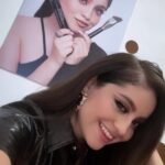 Karol Sevilla Instagram – hoy puedo decir que soñar y luchar por tus sueños realmente vale la pena, recuerdo el día que quería tirar la toalla y renunciar a todo. Pensado que era la opción más fácil! Porque todo el tiempo me encuentro con gente que me dice NO. Pero hoy les digo a esas personas SI SE PUEDE! Pero sobre todo me lo digo a mi misma GÜERITA FELICIDAD!! poco a poco estas cumpliendo tus sueños ✨y sin duda cuesta y mucho, pero cuando haces las cosas con el corazón todo camina bien, muchas veces tire mi corona 👑 pero hoy la levanto me la pongo y soy feliz siendo yo misma! Se cumplió mi sueño de ser la imagen de la campaña de @maccosmetics_mex GRACIAS!! “Esto va para ti personita que está tirando la toalla TÚ PUEDES VENGA LEVANTA LA CABEZA Y CUMPLE TUS SUEÑOS” ✨🤭🫶🏼