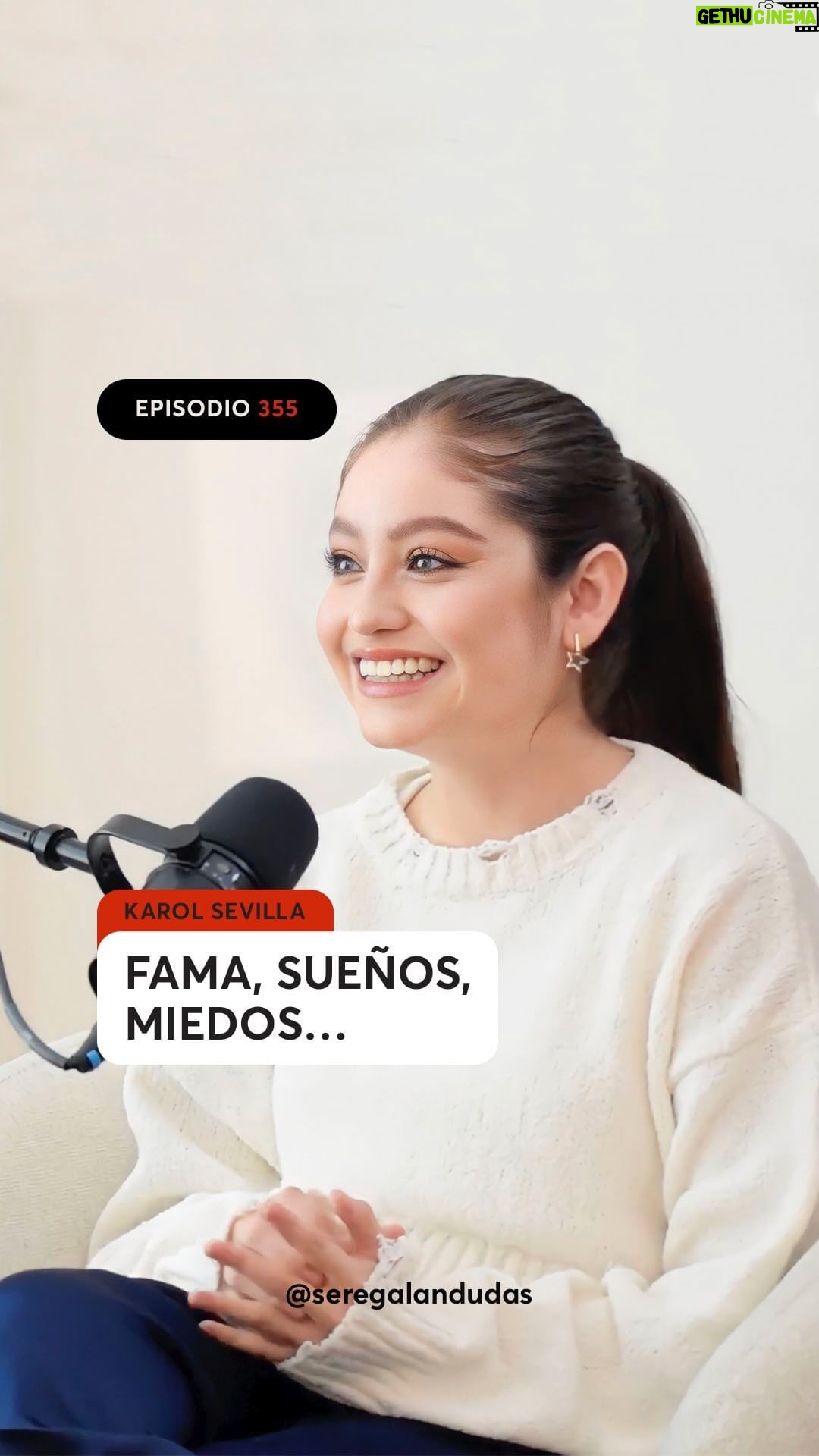 Karol Sevilla Instagram - En este episodio invitamos a nuestra queridísima @karolsevillaofc, actriz y cantante mexicana 🤩. Karol era sólo una niña cuando empezó a trabajar en la televisión y a los pocos años se quedó en uno de los proyectos más grandes que ha tenido Disney en español, su cara se convirtió en un referente para las generaciones que iban creciendo junto con ella en “Soy Luna” 👏. Hoy nos acompaña en Se Regalan Dudas para contarnos su vida, sus miedos, sus sueños, su etapa de depresión, ansiedad y las dificultades con las que ha crecido, pero también cómo ha sido crecer ante la mirada de millones de personas y tantas otras cosas con las que conectamos y aprendimos a través de su historia 🙌. En este episodio encontrarás información sobre: 👉 Los orígenes de Karol Sevilla. 👉 Sus inicios como actriz. 👉 La importancia del apoyo de su abuela y su familia. 👉 Alcanzar tus sueños. 👉 Soy Luna: el papel que cambió su vida. 👉 Crecer en otro país. 👉 Descubrir quién eres realmente. 👉 Depresión y ansiedad. 👉 Lidiar con la fama. 👉 Encontrar tu camino y poner límites. 👉 La falsedad en las redes sociales. 👉 Estereotipos de belleza. 👉 Hacer las paces contigo mismx. Encuéntralo como “355. Fama, sueños, miedos y más” en plataformas de audio o con video en YouTube 🎧. ————————— #SeRegalanDudas #KarolSevilla #sueños #fama #podcast #alcanzarsueños