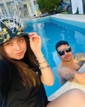 Karol Sevilla Instagram - Hoy es un día muy especial! Es el cumpleaños del mejor colega del mundo, mi mejor amigo, mi ejemplo, mi sensei! Un hombre con luz propia, y soy la hermana mas orgullosa de tener al mejor hermano del mundo, al menos de mi mundo es todo! te amo hermano!! FELICES 30 años 🤭✨🫶🏼
