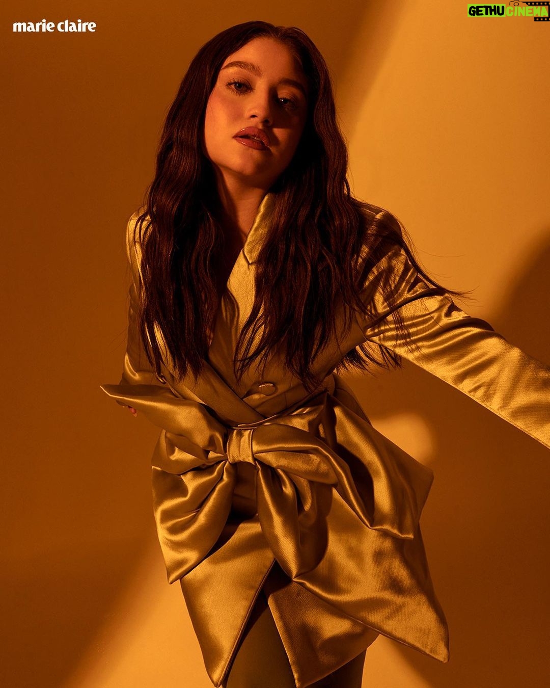Karol Sevilla Instagram - Beauty from within! ✨ Con tan sólo 23 años Karol Sevilla se ha convertido en un ejemplo a seguir para sus seguidores, la autenticidad se ha convertido en la clave por la cual la actriz ha ido construyendo su trayectoria. Para nuestra portada de junio, la embajadora de @maccosmetics_mex nos comparte la importancia de ser nosotros mismos y como ha usado el makeup como medio expresión, siguiendo su propio estilo. #KarolSevillaEsMarieClaire 💗 Créditos:
Director editorial: @gerardangulo Fotografía:@______tigree Realización: @sergio.valenzuelach Maquillaje: @byjuandedios Peinado: @javierdiaz_hairstyle Asistente de fotografía: @quetzal_em Entrevistas: @annabrennda