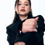 Karol Sevilla Instagram - Beauty from within! ✨ Con tan sólo 23 años Karol Sevilla se ha convertido en un ejemplo a seguir para sus seguidores, la autenticidad se ha convertido en la clave por la cual la actriz ha ido construyendo su trayectoria. Para nuestra portada de junio, la embajadora de @maccosmetics_mex nos comparte la importancia de ser nosotros mismos y como ha usado el makeup como medio expresión, siguiendo su propio estilo. #KarolSevillaEsMarieClaire 💗 Créditos: Director editorial: @gerardangulo Fotografía:@______tigree Realización: @sergio.valenzuelach Maquillaje: @byjuandedios Peinado: @javierdiaz_hairstyle Asistente de fotografía: @quetzal_em Entrevistas: @annabrennda