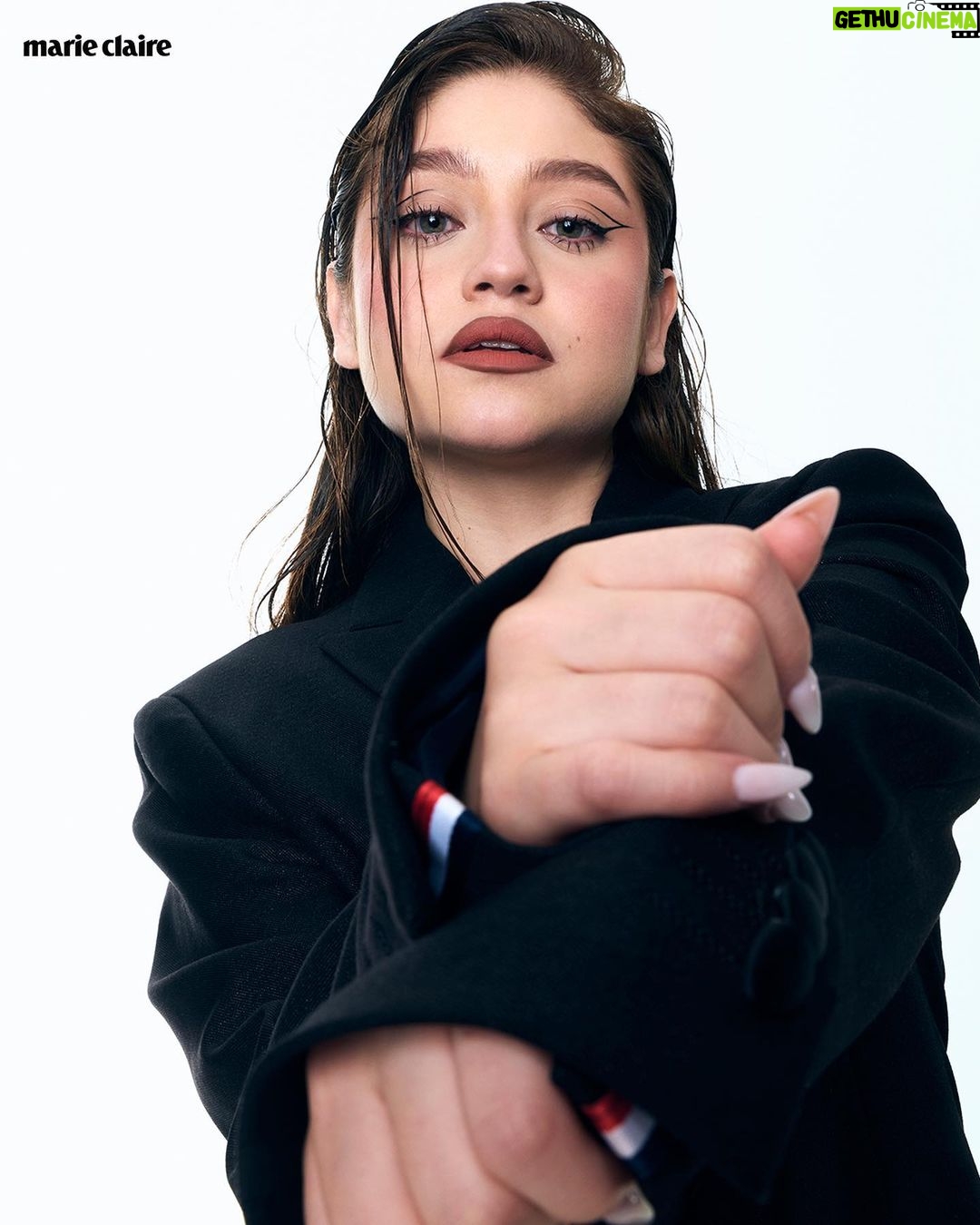 Karol Sevilla Instagram - Beauty from within! ✨ Con tan sólo 23 años Karol Sevilla se ha convertido en un ejemplo a seguir para sus seguidores, la autenticidad se ha convertido en la clave por la cual la actriz ha ido construyendo su trayectoria. Para nuestra portada de junio, la embajadora de @maccosmetics_mex nos comparte la importancia de ser nosotros mismos y como ha usado el makeup como medio expresión, siguiendo su propio estilo. #KarolSevillaEsMarieClaire 💗 Créditos:
Director editorial: @gerardangulo Fotografía:@______tigree Realización: @sergio.valenzuelach Maquillaje: @byjuandedios Peinado: @javierdiaz_hairstyle Asistente de fotografía: @quetzal_em Entrevistas: @annabrennda