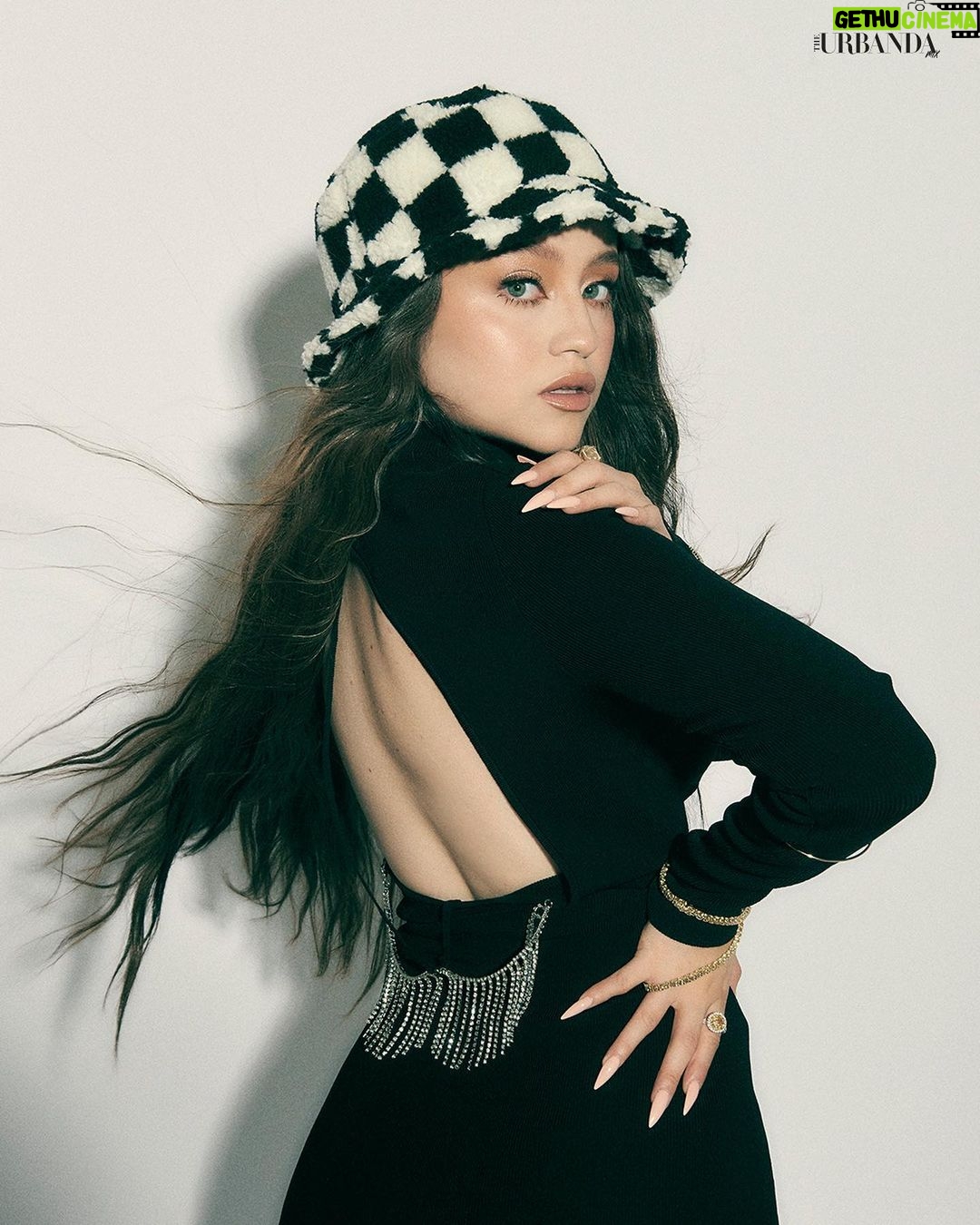 Karol Sevilla Instagram - Si algo define a Karol Sevilla es su carisma y sencillez, así como una sonrisa capaz de iluminar cada lugar que pisa. SORPRESA: alerta para todxs los fans de Karol. Si nos siguen en todas nuestras redes sociales podrán ver antes que nadie un video especial en nuestra cuenta de tiktok! (Twitter, Instagram, Tiktok y facebook) Envíen captura de pantalla y les daremos acceso. 🥰 Tienen hasta las 12 pm del 13 de enero ☺️ ¡Los esperamos ! FOTOGRAFÍA: @marthalvarezbernal Director editorial: @gerardangulo Realización: @sergio.valenzuelach Maquillaje: @byjuandedios Cabello: @javierdiaz_hairstyle Asistentes de moda: @michelleortizand y @v.__an Director de arte: @samantagonzalez.or #karolsevilla #karolsevillaofc #urbanda #karolsevillaurbanda