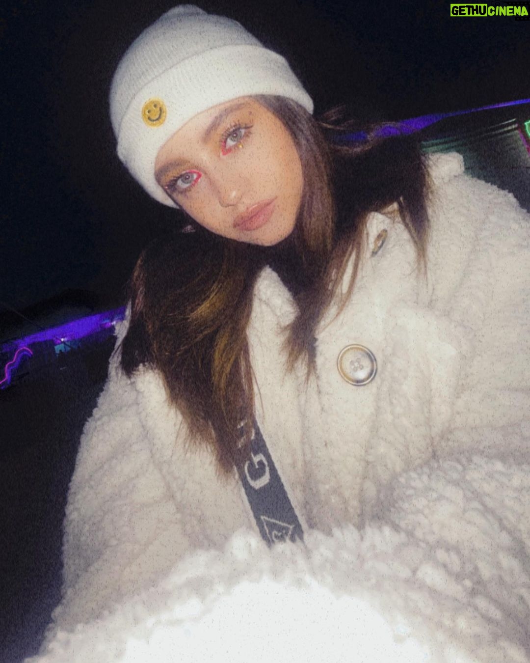Karol Sevilla Instagram - Hoy es día de hacer mala cara 😒