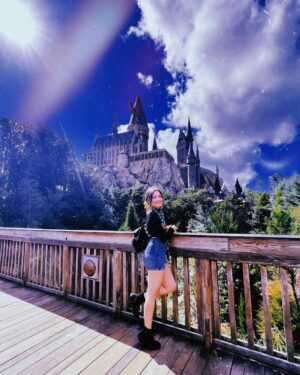 Karol Sevilla Instagram - Todos tenemos luz y oscuridad en nuestro interior. Lo que importa es qué parte elegimos potenciar! 🖤🪄🧙‍♀️✨💀