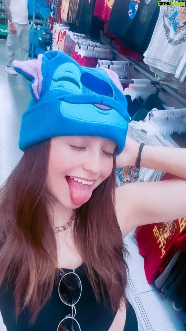 Karol Sevilla Instagram - Sin duda mis 22 fueron una locura!! “HASTA NUNCA JAMÁS” gracias por lo vivido, como me reí y como lloré! bye bye ✌🏼💀