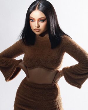 Karol Sevilla Instagram - No necesito a nadie que me diga que soy lista 🖤😏