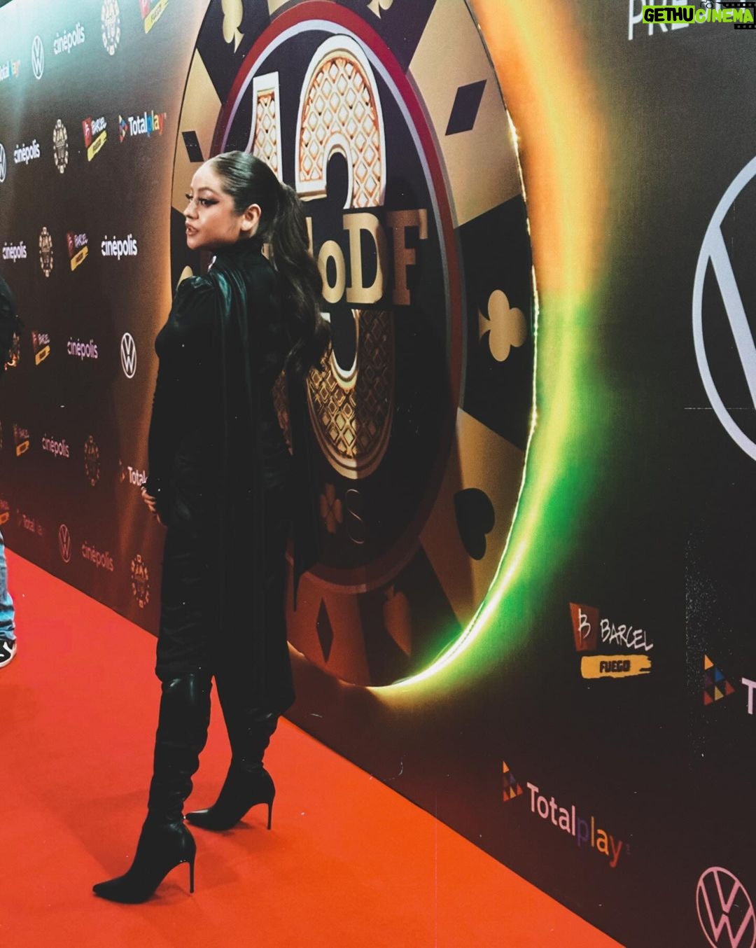 Karol Sevilla Instagram - ayer fue una noche mágica!! @estilodf nos dio el premio de “Celebridad Digital Del Año” soy la mujer más afortunada del mundo! Gracias!!