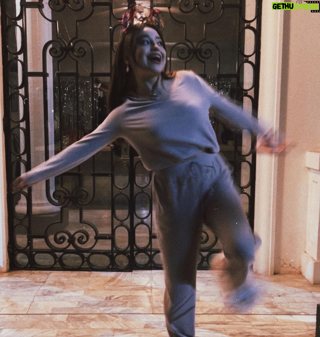 Karol Sevilla Instagram - 2022 hasta nunca! Gracias por tanto aprendizaje. 🫶🏼
